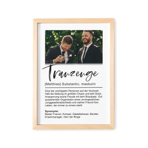 Könnte beinhalten: Ein gerahmter Druck mit einer Schwarzweißillustration von zwei Männern im Anzug. Der Text lautet "Tranzenge [Matthias] Substantiv, maskulin. Eine der wichtigsten Personen auf der Hochzeit. Hält die Stellung im größten Chaos und teilt Glück, Anspannung sowie Freude mit dem Brautpaar. Gut aussehender Organisator eines unvergesslichen Junggesellenabschieds und wahrer Freund fürs Leben, der immer zu einem steht. Synonyme: Bester Freund, Kumpel, Gästebetreuer, Berater, Krisenmanager, Herr der Ringe."