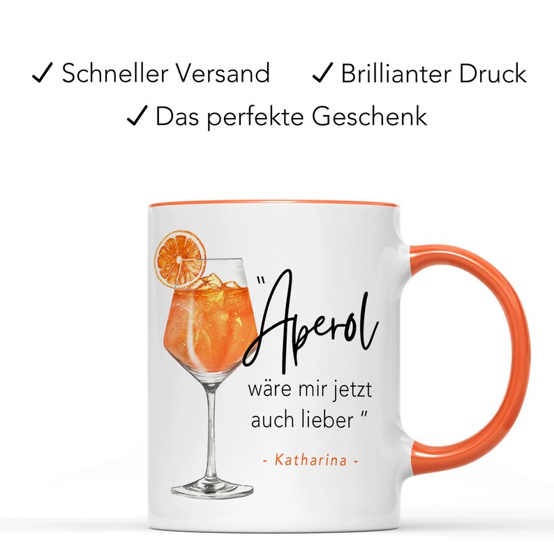 K&ouml;nnte beinhalten: Wei&szlig;e Keramiktasse mit orangefarbenem Rand und Henkel. Die Tasse zeigt eine Aquarell-Illustration eines Aperol Spritz Cocktails und den Text "Aperol" in schwarzer Kursivschrift. Der Text "w&auml;re mir jetzt auch lieber" und "Katharina" sind ebenfalls auf der Tasse aufgedruckt.