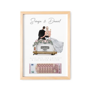 Könnte beinhalten: Eine weiß gerahmte Illustration eines Brautpaares in einem Oldtimer mit einem Blumenstrauß. Das Datum "05.09.2029" ist auf der Rückseite des Autos geschrieben. Der Text "Svenja & Daniel" befindet sich oben im Bild. Der Text "ALLES GUTE ZUR HOCHZEIT & ZUR ERSTEN MILLION" befindet sich unter dem Auto. Ein 1.000.000 Euro-Schein ist unter dem Text abgebildet.