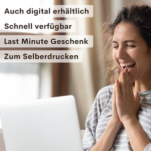 May include: A woman smiles broadly while looking at a laptop screen. The screen displays text that reads "Auch digital erh&auml;ltlich", "Schnell verf&uuml;gbar", "Last Minute Geschenk", and "Zum Selberdrucken".