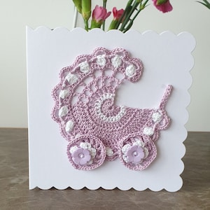 Heerlijke nieuwe babykaart met gehaakt kinderwagenmotief van lila kant