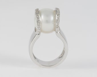 18k white gold ring with diamonds and pearl