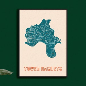Puede incluir: Un mapa imprimible del distrito de Tower Hamlets en Londres, Inglaterra. El mapa está impreso sobre un fondo crema con un marco negro. El mapa está en azul turquesa y muestra las calles y los barrios del distrito.