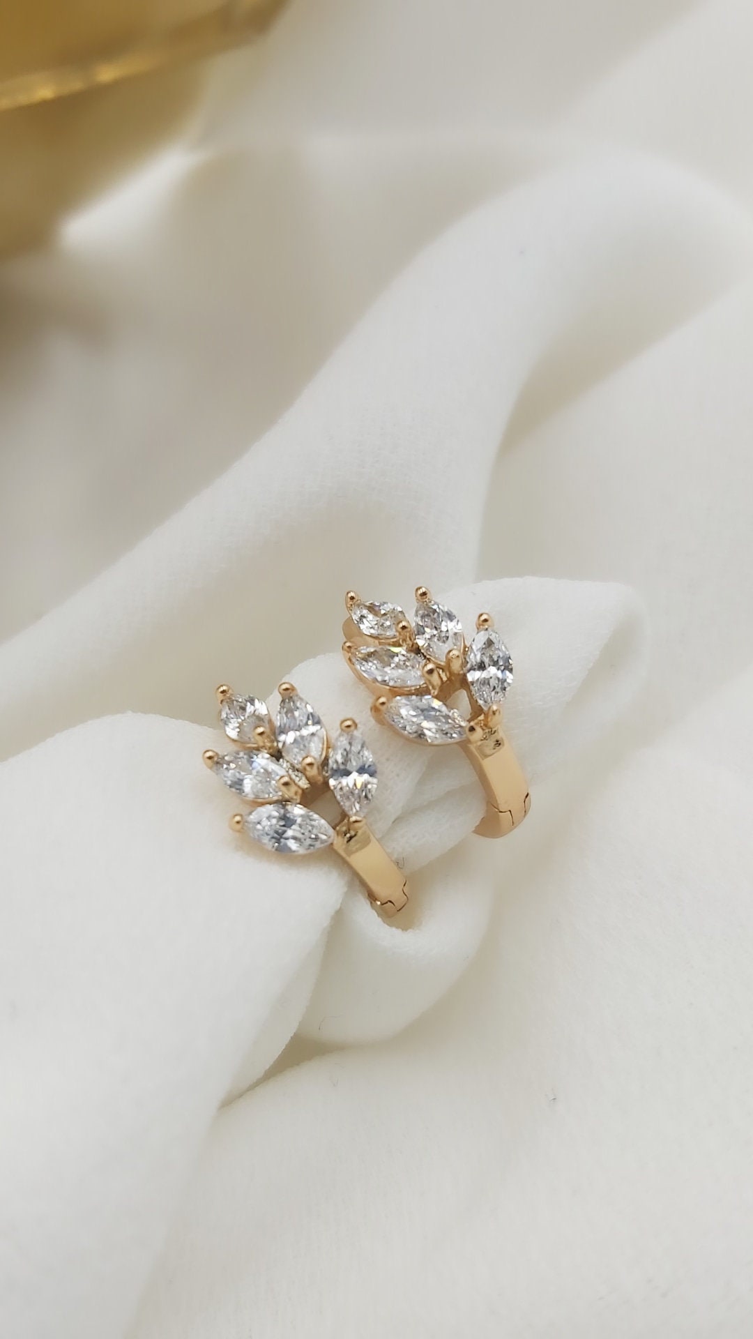 アクセサリーその他 Logo Motif Hoop Earrings Amazon.com: PANDORA Signature Logo & Pavé Hoop Earrings