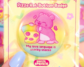 Pizza Rat Button Badge – Cute Trash Critter Snacky Snacks Quote Pin Back Button – Kawaii Pink Rodent Pin for Jacket, Bag, Gift or Collection