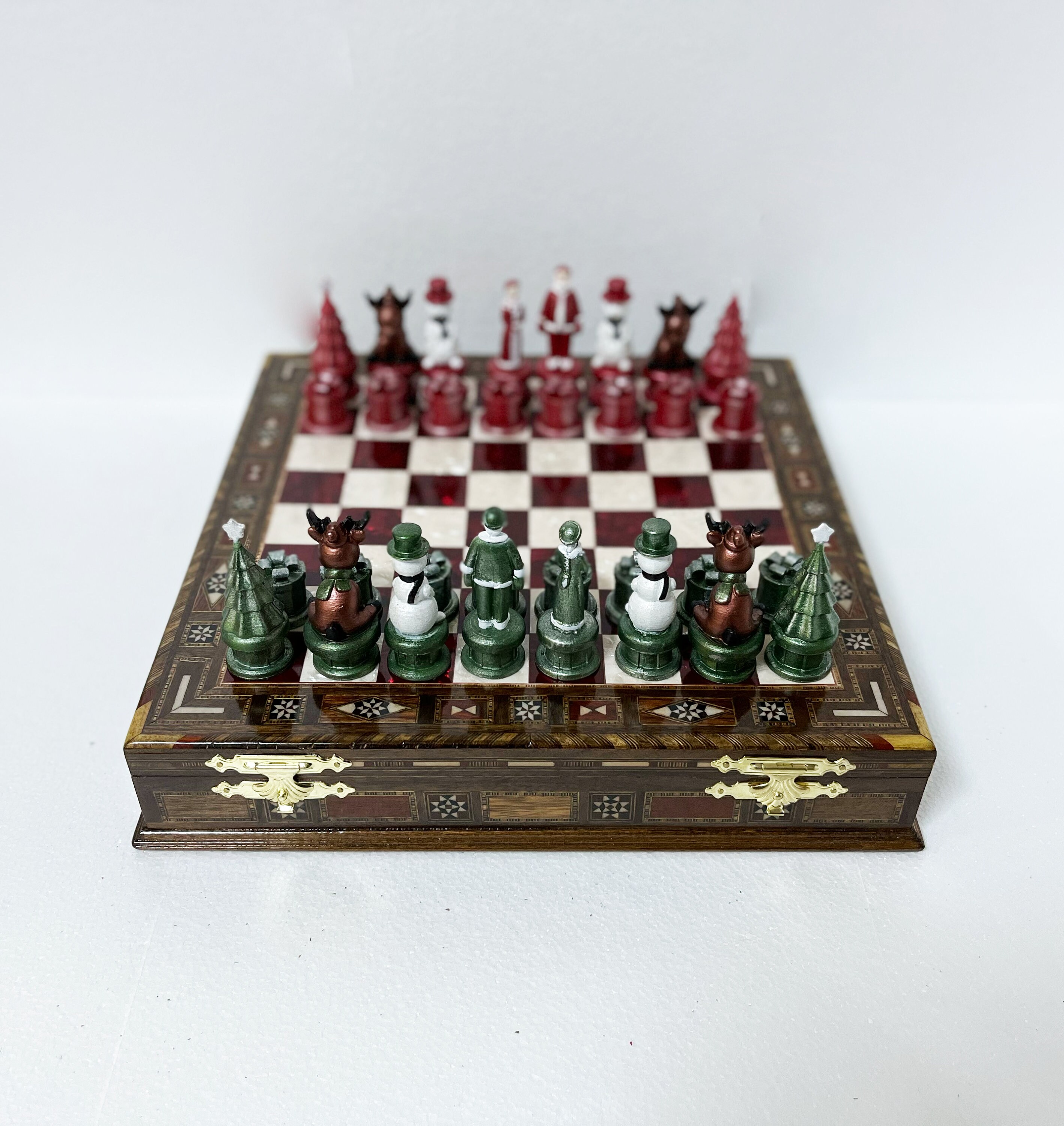 Las Piezas del Ajedrez in 2023  Diy chess set, Chess set, Christmas child  shoebox ideas