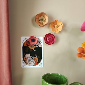 PRE-ORDINA Scatola magnetica con fiori di carta - Fiori di carta - Fiori sostenibili - Fiori fatti a mano - Fiori disegnati.