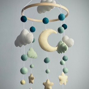 Cloud mobile/ felt Baby girl mobile/ Baby Mobile boy/ felt ball mobile/ Pom Pom mobile/ cloud nursery mobile/ Newborn gift/ Crib mobile girl
