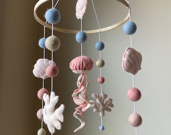 jellyfish mobile/  felt baby mobile/ ocean mobile/ Crib mobile/ nursery mobile/ fish mobile/ nautical baby mobile girl nursery/ Whale mobile