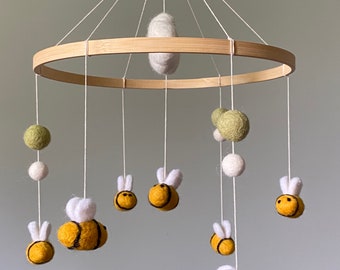 Bee mobile/ woodland mobile/ Baby mobile girl/ Winnie the Pooh nursery Mobile/ baby Crib mobile boy/ newborn Gift/ garden nursery mobile