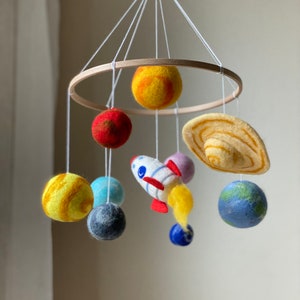 Vilt zonnestelsel mobiel: babykamerinrichting in de ruimte