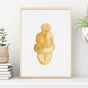 Könnte beinhalten: Ein Aquarellbild einer goldbraunen Skulptur einer Frau. Die Skulptur ist in sitzender Position mit über der Brust gekreuzten Armen dargestellt.