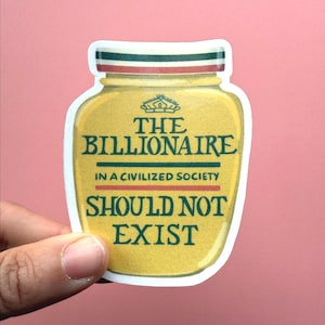 Könnte beinhalten: Ein Aufkleber in Form eines Senfglases mit dem Text "THE BILLIONAIRE IN A CIVILIZED SOCIETY SHOULD NOT EXIST" in grünen und roten Buchstaben. Das Glas ist gelb mit weißem Rand, vor rosa Hintergrund.