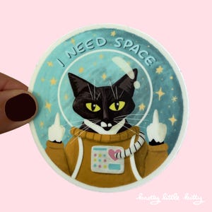 Adesivo de vinil I Need Space Cat | Arte de gatinho astronauta | Ilustração fofa de Astrocat | Adesivo para laptop | Adesivo para garrafa de água