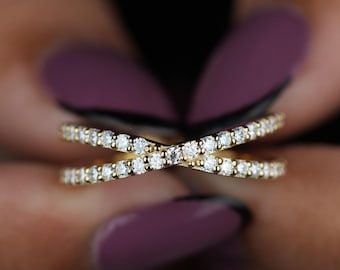 Anillo de oro macizo de 14 k con moissanita entrecruzada y diamantes, anillo de banda infinita, anillo delicado, anillo llamativo, regalo de aniversario minimalista para mujer.