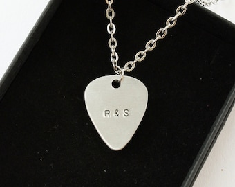 Collier de médiator de guitare personnalisé, n’importe quel message, n’importe quel texte, estampillé à la main, cadeau pour lui ou elle, texte aligné au centre