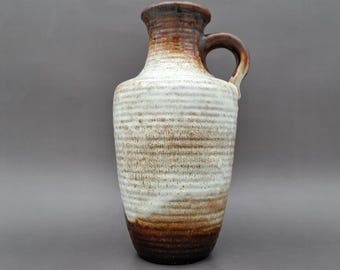 Jarrón de diseño Carstens Tönnieshof 7907-25. Cerámica de Alemania Occidental. Mediados del siglo XX (1960-1970). Blanco y marrón.