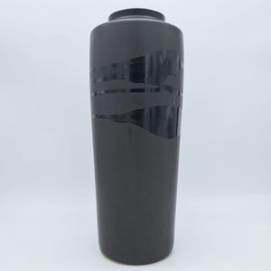 Könnte beinhalten: Ein Set aus drei Keramikbechern mit gesprenkelter, matter Oberfläche. Die Becher sind in Creme-, Hellgrau- und Dunkelgrautönen gehalten. Jeder Becher hat ein schlichtes, minimalistisches Design und einen abgerundeten Griff.