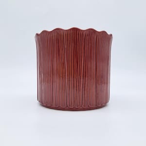 Può includere: Una tazza di ceramica bianca con manico nero e la scritta "But First, Coffee" in grassetto nero. La tazza è posta su uno sfondo sfocato, che suggerisce un'ambientazione accogliente. La tazza misura circa 10 cm di altezza.