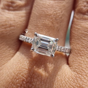 Anillo de compromiso moissanita, 2.45 TCW East-West Emerald Cut, Anillo solitario, Anillo de boda de conjunto horizontal, Anillo de promesa de mujer de oro blanco, Regalo
