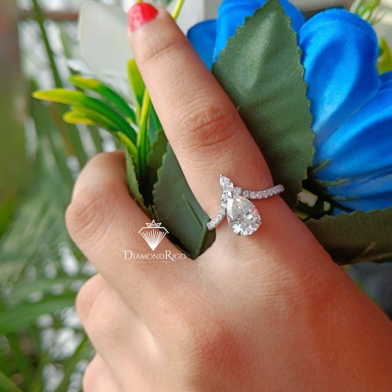 Pear Shaped Wedding Ring Set