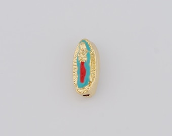 Puede incluir: Encanto de color dorado con una representación de la Virgen María con una túnica azul y roja.