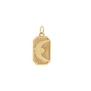 Puede incluir: Encanto de colgante de oro con un diseño de luna creciente y sol. El encanto es rectangular con una superficie texturizada.