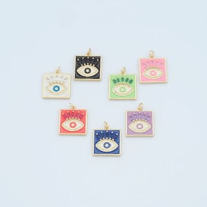 Puede incluir: Surtido de siete dijes cuadrados de tono dorado con un diseño de ojo malvado. Cada dije presenta un fondo de esmalte de color diferente y acentos de cristal.