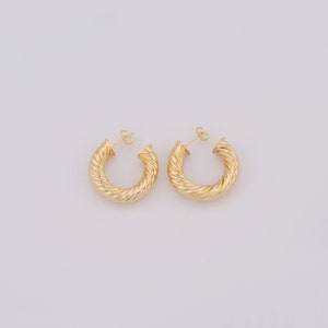 18K goud gevulde open hoepel oorbellen, gedraaide oorbellen, stijlvolle oorbellen, cadeaus voor haar, 31x30x8,5 mm