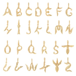 Può includere: Una collezione di ciondoli con alfabeto color oro, ognuno con un design unico e fluido. Sono visualizzate le lettere dalla A alla Z, ognuna con un piccolo anello nella parte superiore per essere appesa. I ciondoli hanno un aspetto strutturato e organico.