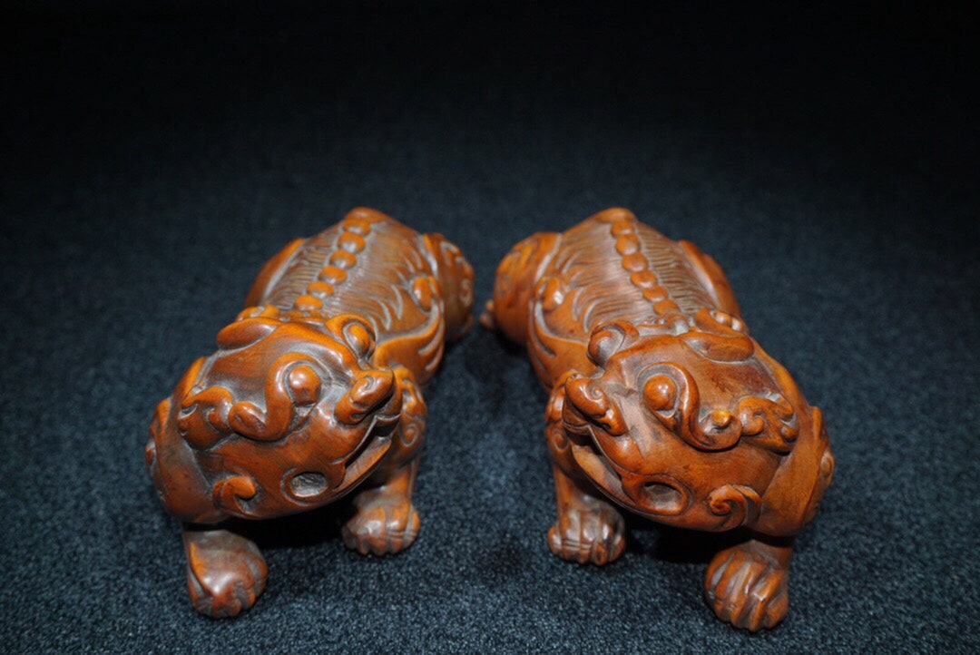 細かく彫刻されたツゲの木の飾り - Etsy 日本