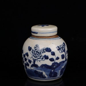 Blue and white ceramic flower and bird pattern small lid jar