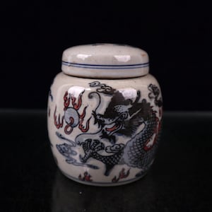 Blue and white porcelain/handmade blue and white glazed pot with red dragon pattern lid.cqcj