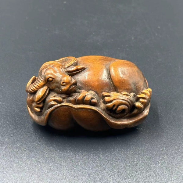 Estatua de buey de hoja de loto tallada en boj antiguo chino