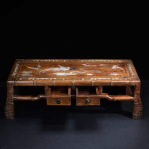 Perenhout ingelegd met schelpen, rechthoekige tafel met twee laden