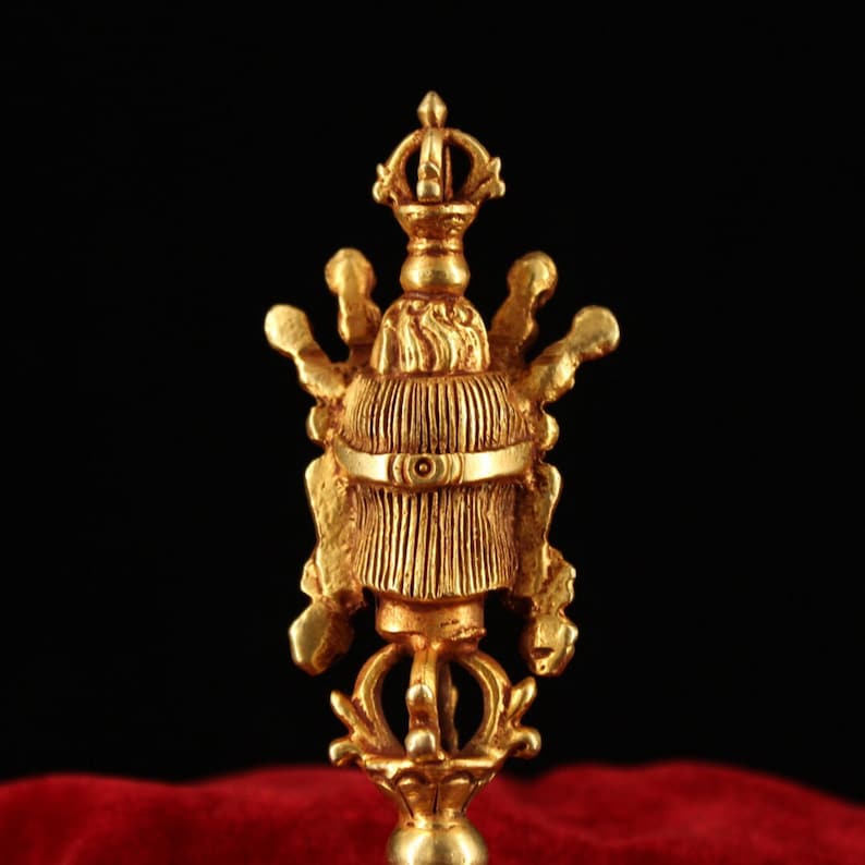 Tibetan monastery collects old Tibetan silver and handmade gilt vajra to drop the magic pestle