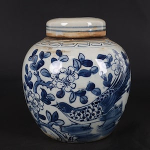 Chinese antique blue and white flower and bird patterned lid jar