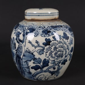 Chinese antique blue and white Xiangfeng Laiyi patterned lid jar