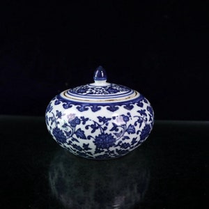 Blau-weißes Porzellan/handgemachtes blau-weißes gewundenes Lotusmuster mit Deckel