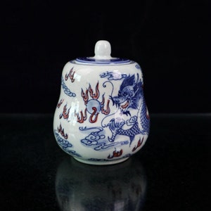 Blue and white porcelain/handmade blue and white glazed pot with red dragon pattern lid.cqcj