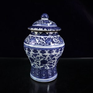 Puede incluir: Un jarrón de porcelana azul y blanco con tapa. El jarrón está decorado con un patrón floral.