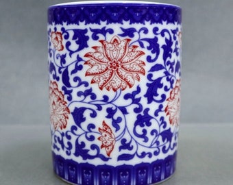 Porcelaine bleue et blanche / fait à la main bleu et blanc glaçure rouge enveloppé de motif de lotus porte-stylo.cqcj