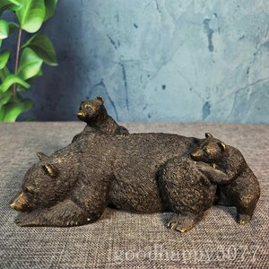 Ren kopparskulptur av tre björnar