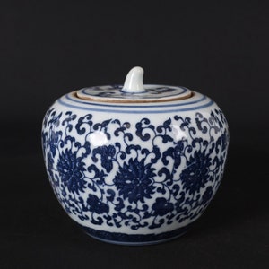 Pequeño tarro chino antiguo de calabaza en color azul y blanco con ramas enredadas y patrones de loto