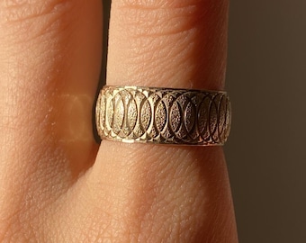 Vintage 14K Solid Yellow Gold Cigar Band Wedding Ring Engraved Interlocking Circles, Size 7