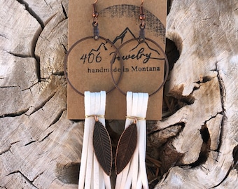 Orecchini con frange in pelle bianca con piuma e orecchini in oro rosa fatti a mano in stile Montana, orecchini da cowgirl western in stile Montana, gioielli 406, regalo