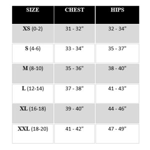 Puede incluir: Tabla de tallas con medidas de pecho y caderas en pulgadas. Las tallas incluyen XS, S, M, L, XL, XXL y XXXL.