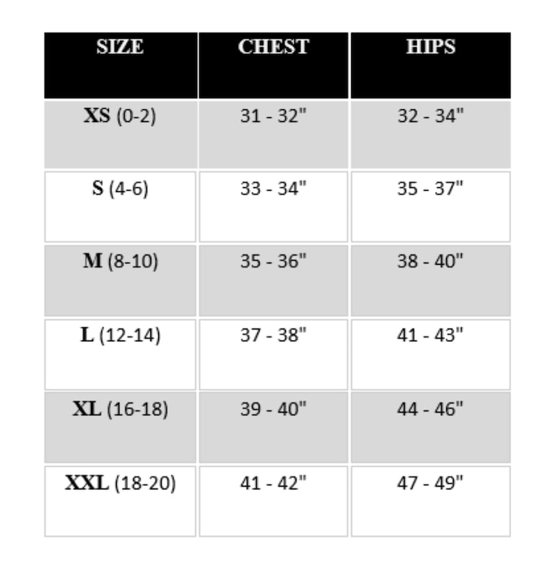 Puede incluir: Tabla de tallas con medidas de pecho y caderas en pulgadas. Las tallas incluyen XS, S, M, L, XL, XXL y XXXL.