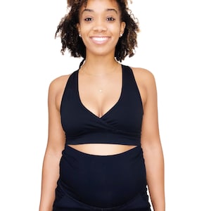 Könnte beinhalten: Eine Frau trägt einen schwarzen Sport-BH und schwarze Shorts. Die Shorts haben einen hohen Bund und sind für Schwangere konzipiert.