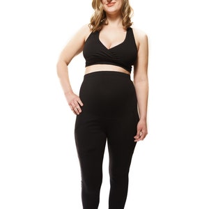 Puede incluir: Una persona embarazada con un top de maternidad negro y leggings negros. El top tiene un dise&ntilde;o de envoltura y los leggings tienen una cintura alta.